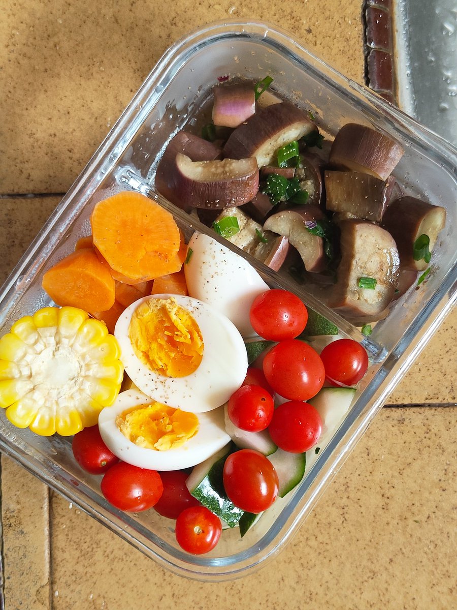 LyenC99's tweet photo. Meatless Lunch Box
假环保真懒惰
苦瓜煎蛋真的很好吃 🤤
清蒸茄子让我直接和茄子和解 🍆

and发现到份量控制在一个饭盒内的成功率越来越高 https://t.co/mSfNeTacqK