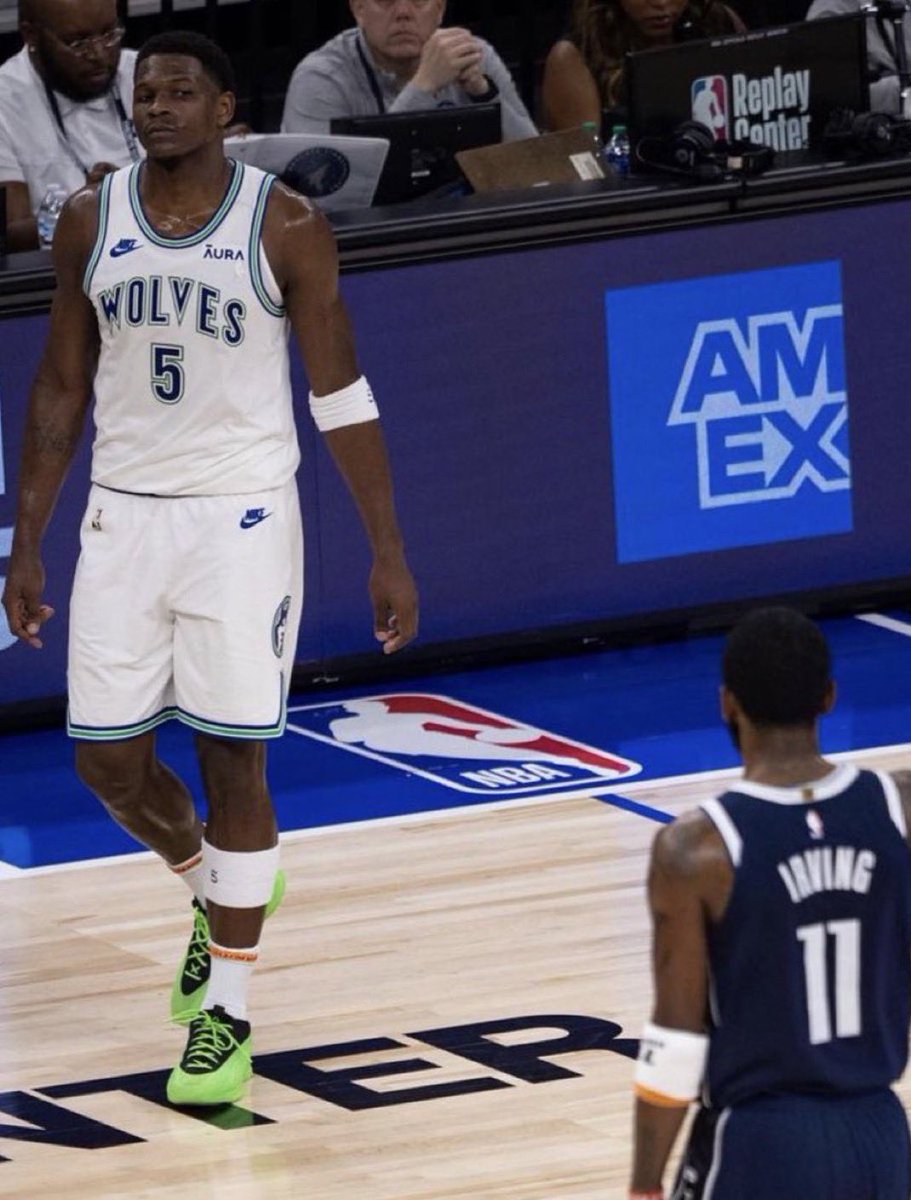Last night in the NBA was CRAZY, from trade rumors in Golden State to adding NHL-style fighting to the NBA. Here’s everything you need to know about the last 24 hours in the world of basketball!

A thread 🧵