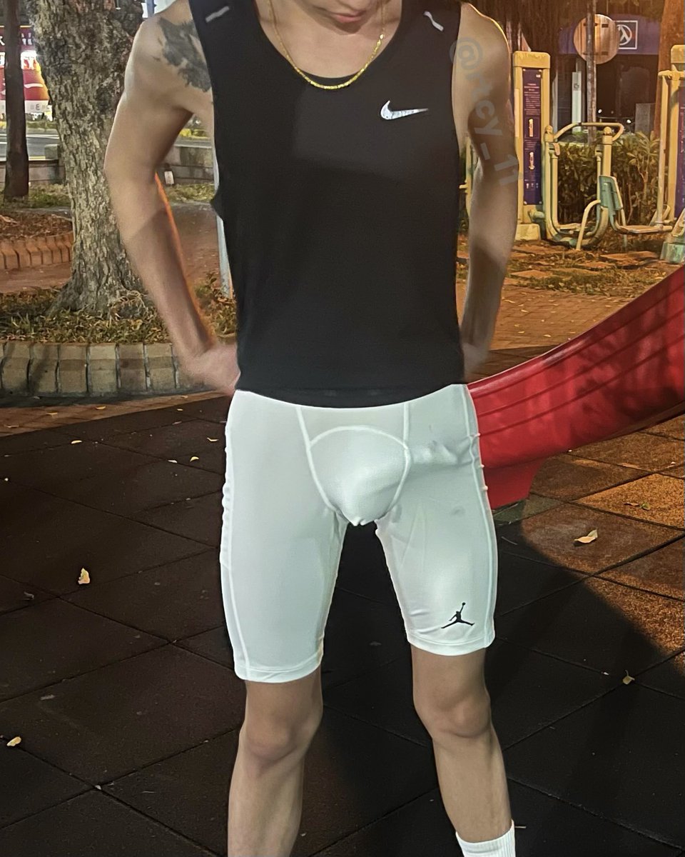 晚上出門拉單槓
緊身褲上都是汗跟……..💦💦
結果整根都露在外面😈😈
—
#遇到可以摸一把
#原味私訊