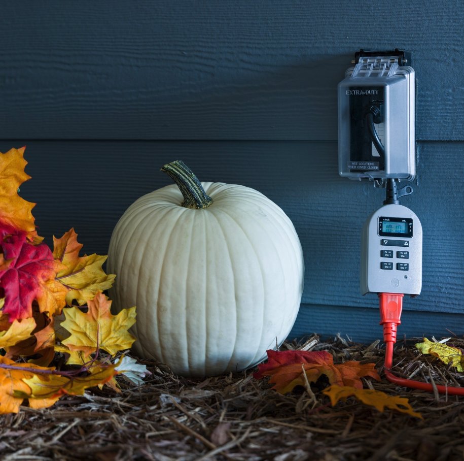 UltraProBrand's tweet photo. Do you have all your outdoor timers ready? Save energy and put your holiday decorations on a schedule! 🍂🎃

👉🏼 https://t.co/KWpgcfh5F9 https://t.co/FqLuczoYwF