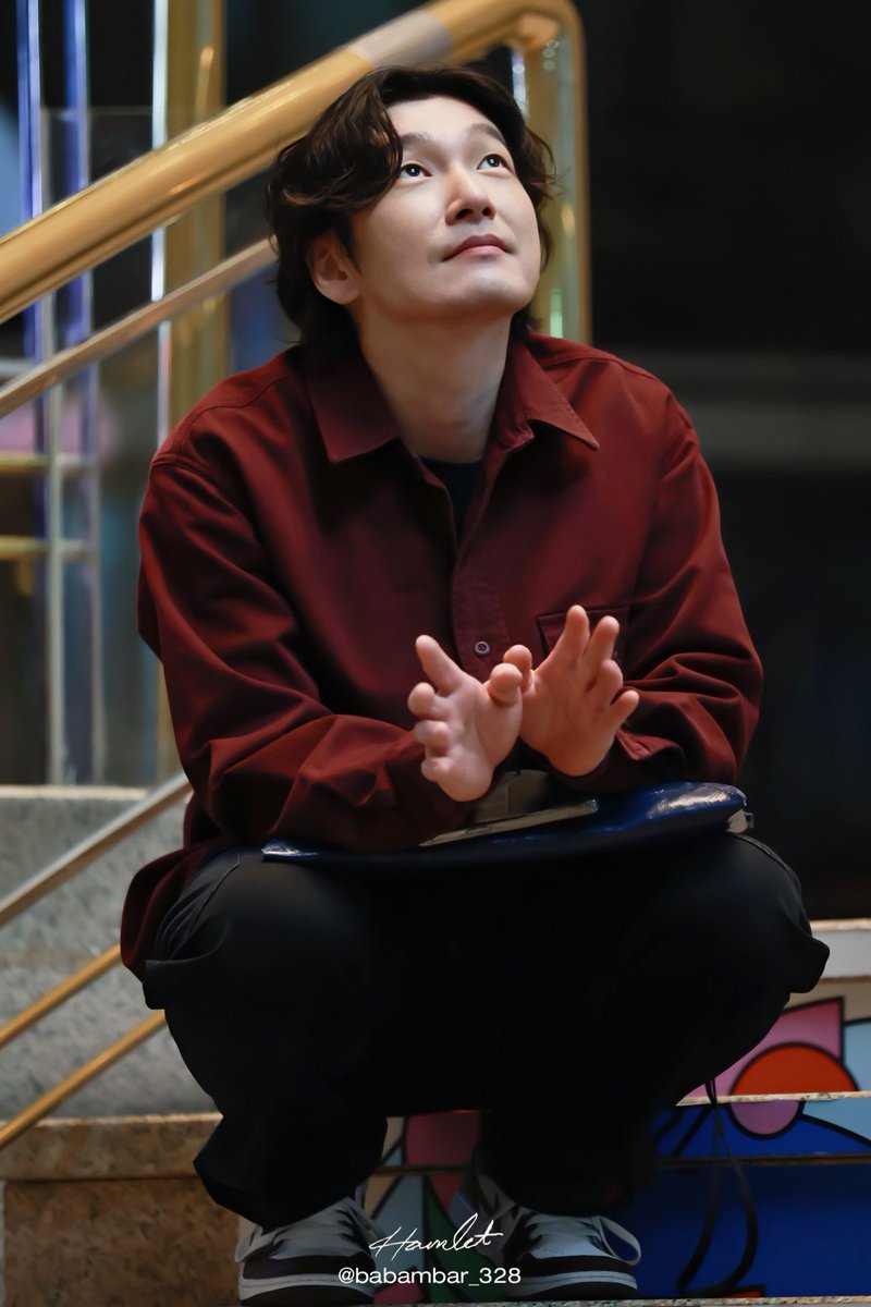 241030 햄릿 퇴근

최대한 많은 사람들에게 눈 마주쳐 주려는 
다정함이 좋다🥹

#조승우