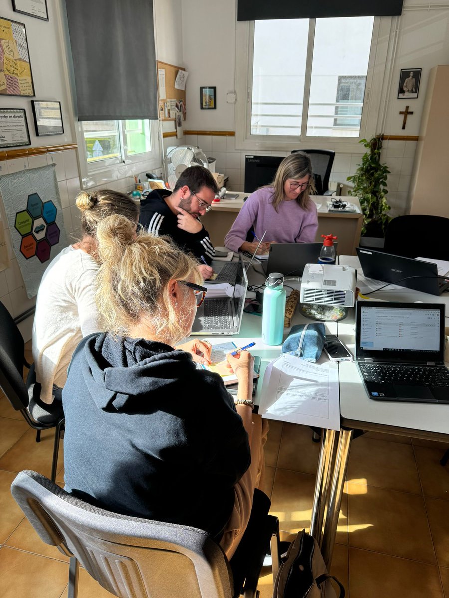 SE_SantsM's tweet photo. 🧵🗣️Comencem el taller #ULAE a l’Escola Jesuïtes Poble Sec @SantPereClaver. #llenguaicohesiósocial #competènciaplurilingüe #usoslingüístics #ELICCEB https://t.co/uMxIquNNz1