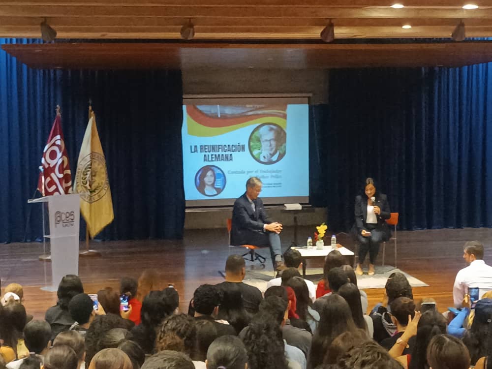 UCV Noticias (@ucv_noticias_) on Twitter photo #30oct | Inicia el conversatorio "La Reunificación de Alemania" en el Auditorio Azul de <a href="/FaCESUCVe/">FaCES #UCV</a>, con la participación del embajador de Alemania, Volker Pellet y la directora de la Escuela de Estudios Internacionales de la UCV, Esther Mobilia.
#UCV #UCVNoticias #30oct | Inicia el conversatorio "La Reunificación de Alemania" en el Auditorio Azul de <a href="/FaCESUCVe/">FaCES #UCV</a>, con la participación del embajador de Alemania, Volker Pellet y la directora de la Escuela de Estudios Internacionales de la UCV, Esther Mobilia.
#UCV #UCVNoticias