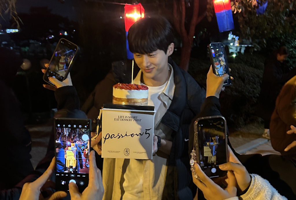 byeonwooseokfan's tweet photo. 우서기 생일추카해욤  ٩(^‿^)۶
축하 마니마니 받오라 ~~ 🎂💕 https://t.co/CqMYerB38s
