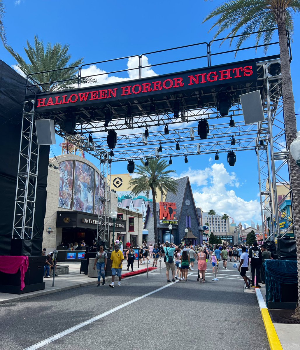 HHN 365 tweet media