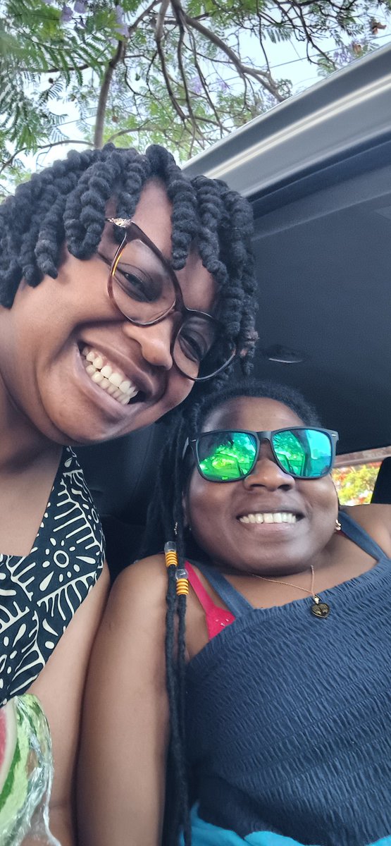 You just gotta love <a href="/GwiziSoneni/">NdiMhle tuu! ♿🇿🇼LadyFlawsome</a>, 
#loveliveshere
#queens 
#ubuntu