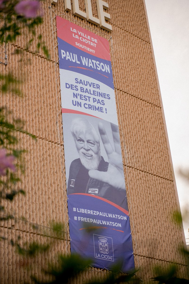 À l’initiative d'<a href="/AlexandreDoriol/">Doriol Alexandre</a>  un portait de P.Watson est affiché sur la façade de la mairie pour rappeler l’importance de la lutte pour la préservation des mers/océans de la nécessaire solidarité internationale en faveur de ceux qui se battent pour cette cause essentielle