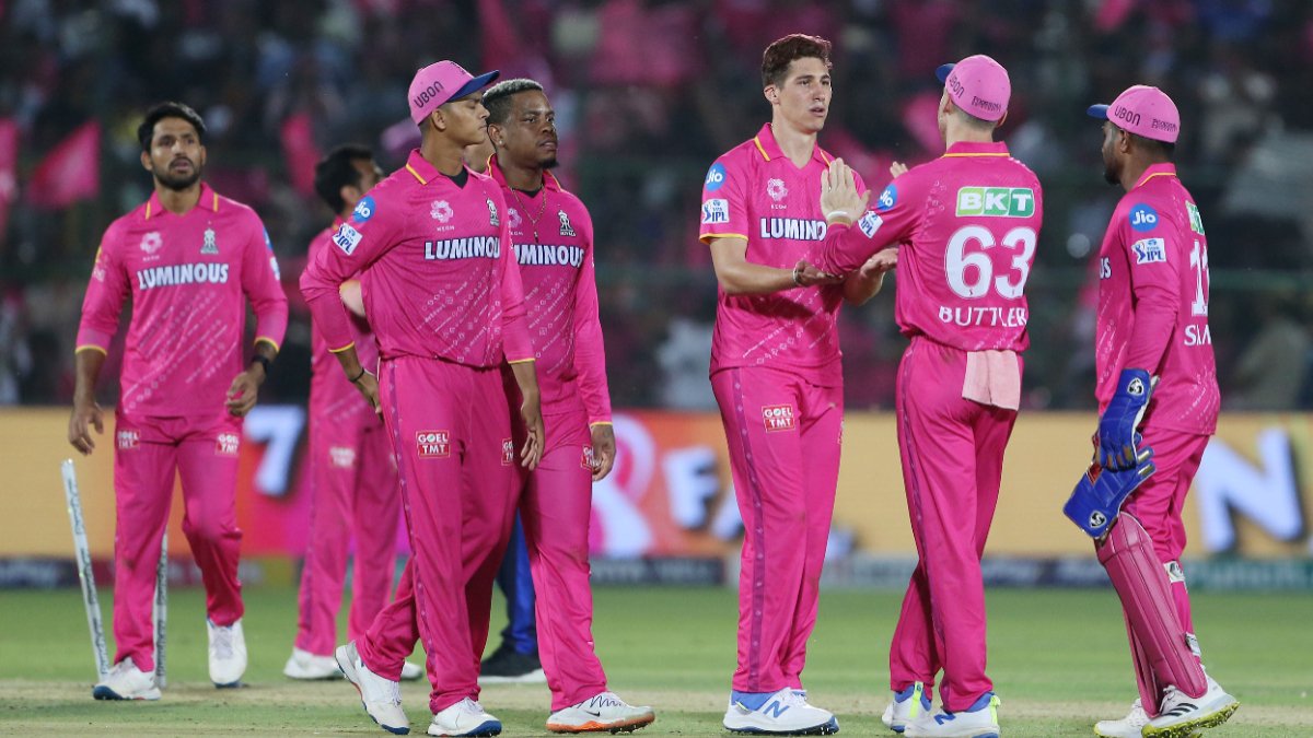 Mahi_Patel_07's tweet photo. "RR's retention list announced!
Core squad intact:
Sanju Samson
Yashasvi Jaiswal
Riyan Parag
Sandeep Sharma
Buttler & Chahal secured via RTM!
Looking good for RR! Your thoughts?
#RajasthanRoyals #IPLRetention #RoyalSquad https://t.co/ql3b0hhHcs