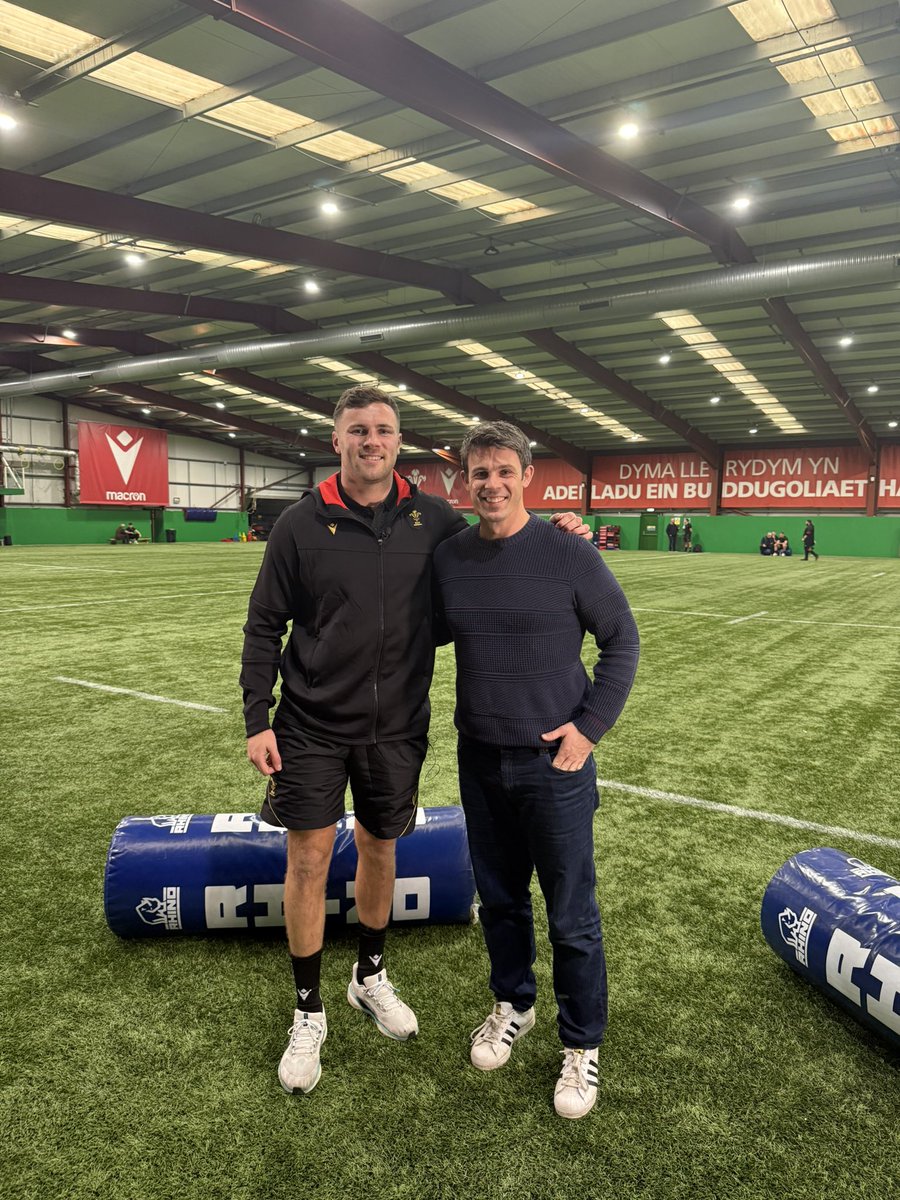 Owain Gwynedd (@owaingwynedd) on Twitter photo Gwych cael sgwrs hefo bechgyn rygbi Cymru cyn gemau’r Hydref.
Great to catch up with the Wales rugby players before the ANS
<a href="/HenoS4C/">Heno 🏴</a> <a href="/S4Cchwaraeon/">S4C Chwaraeon 🏴</a> Gwych cael sgwrs hefo bechgyn rygbi Cymru cyn gemau’r Hydref.
Great to catch up with the Wales rugby players before the ANS
<a href="/HenoS4C/">Heno 🏴</a> <a href="/S4Cchwaraeon/">S4C Chwaraeon 🏴</a>