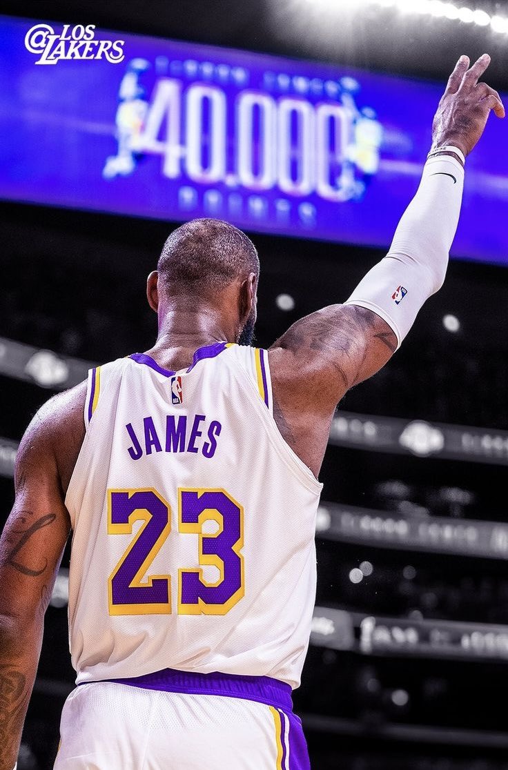 Nah this LeBron pic is actually unreal 👑