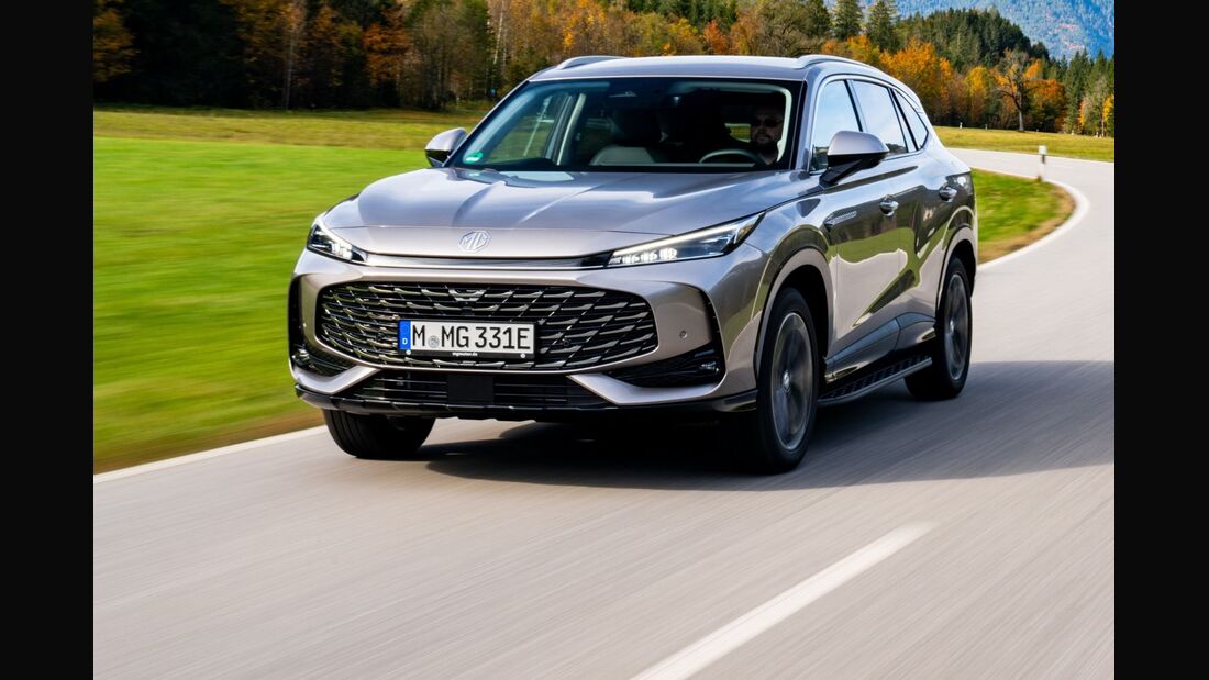 firmenauto's tweet photo. Der MG HS Plug-in-Hybrid setzt mit 100 km elektrisch und 1.000 km Gesamt-Reichweite neue Benchmarks. Gleichzeitig ist er günstiger als die Wettbewerber, das dürfte nicht nur Dienstwagenfahrer hellhörig machen. Was der MG HS PHEV sonst noch kann, erfahren… https://t.co/gX7qiRbFhO https://t.co/ifW9PvpqBS