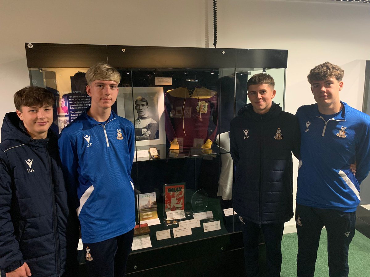 bantamsacademy's tweet photo. U15/16s Harry Atherton, Jacob Tighe, Harry Parr and Jack Ryder with the shirt and medal of 1911 FA Cup winner Frank O’Rourke. 🏅

#BCAFC | @TLDallasGroup https://t.co/sY7bxheZIX