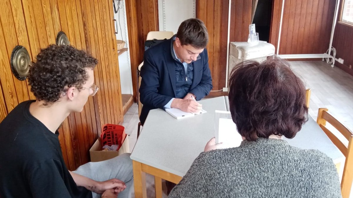 T_Houssin's tweet photo. 🔴 À l'occasion de ma permanence itinérante à #Charleval, j'ai pu rencontrer de nombreux habitants venus m'exposer différents problèmes qu'ils rencontrent au quotidien.
📞 N'hésitez pas à nous appeler au 06.63.36.23.19. https://t.co/bRWLO16vdx