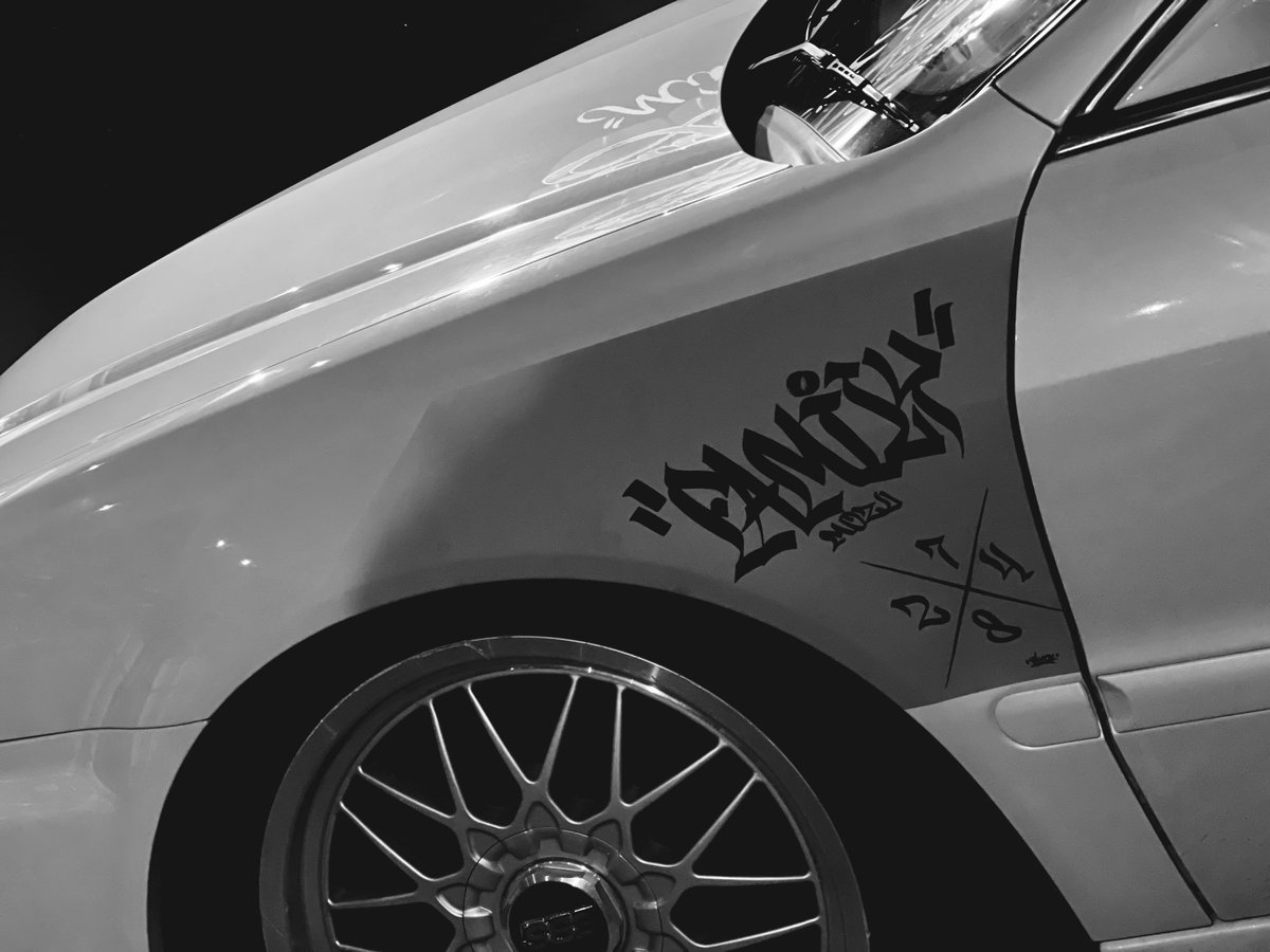 PASSINGBREEZE92's tweet image. フェンダーへのご依頼。

ちゃんとオーナーの意味が込められたレタリング。
意味がある事は大事。
気持ち込めて描かせてもらいました。

お待ちの方もう少しだけ時間ください🙏🏼

#WEEKENDPLAYERZ
#BlueCA
#1shot
#Lettering
#Brush
#Family
#家族想いの優しいオーナー
#ありがとうございました