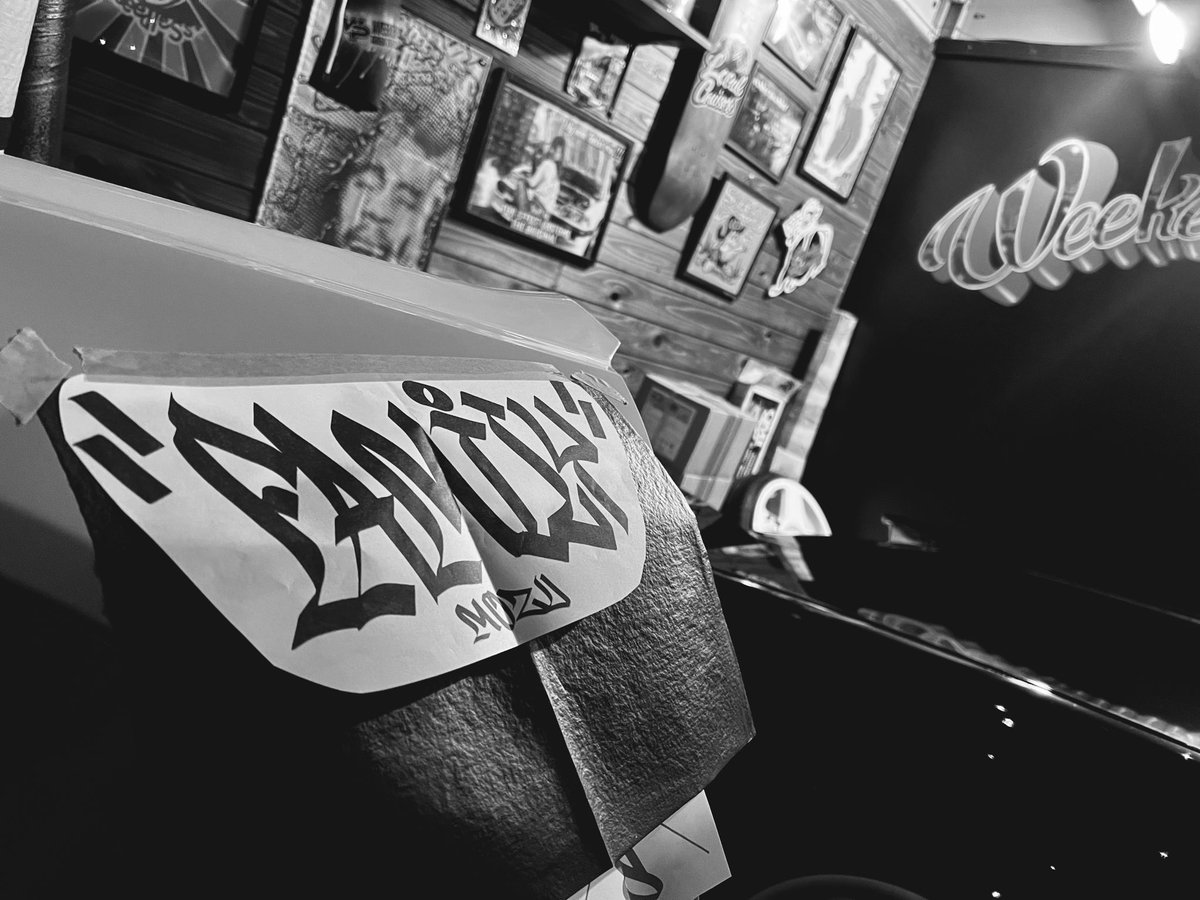 PASSINGBREEZE92's tweet image. フェンダーへのご依頼。

ちゃんとオーナーの意味が込められたレタリング。
意味がある事は大事。
気持ち込めて描かせてもらいました。

お待ちの方もう少しだけ時間ください🙏🏼

#WEEKENDPLAYERZ
#BlueCA
#1shot
#Lettering
#Brush
#Family
#家族想いの優しいオーナー
#ありがとうございました