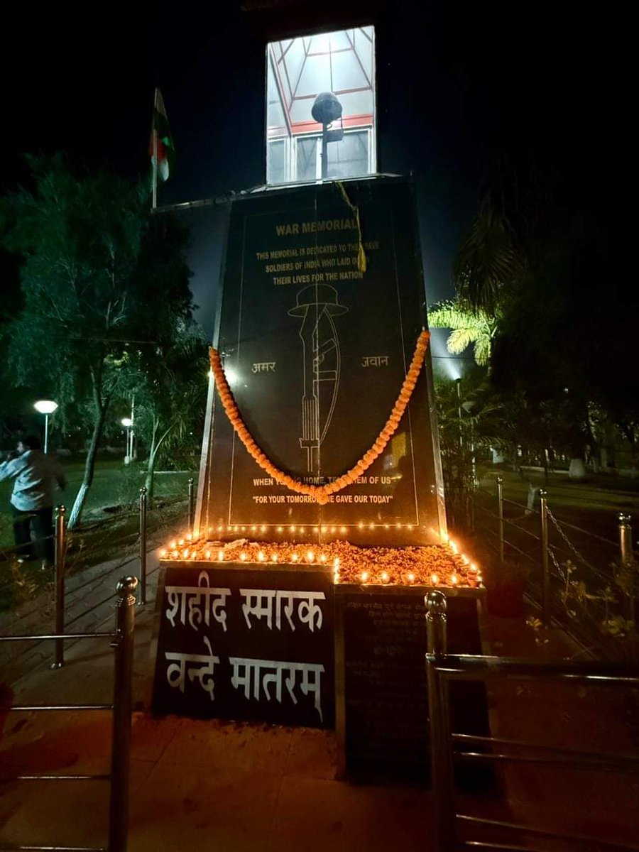 abvp4una's tweet photo. एक दिया उनके नाम का भी रख देना पूजा की थाली में,जिनकी साँसें थम गयी भारत माँ की रखवाली में, 
अभाविप ऊना इकाई के कार्यकर्ताओं द्वारा दीपावली के उपलक्ष्य पर शहीद स्मारक पर दीप प्रज्ज्वलित व पुष्पांजलि अर्पित की गयी |
#abvp4una https://t.co/z7x7Wlzcj6