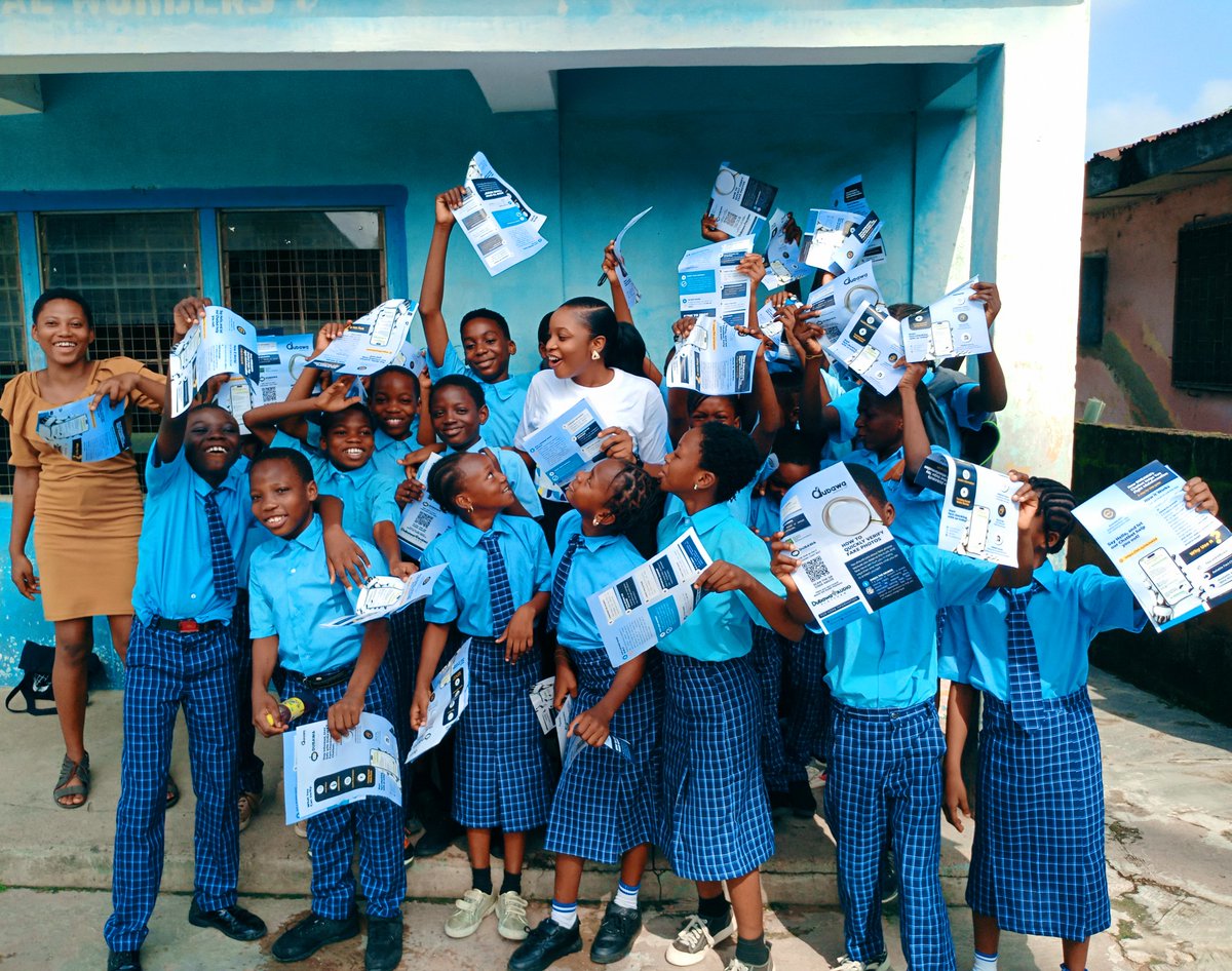 PeaceOladipo3's tweet image. No communication, no society. However, not all communicated messages are true, putting society at risk. 

On Monday, I visited a school to empower students with basic skills to identify fake news, enabling them to  consume and share factual information
@DubawaFacts
#Weekfortruth