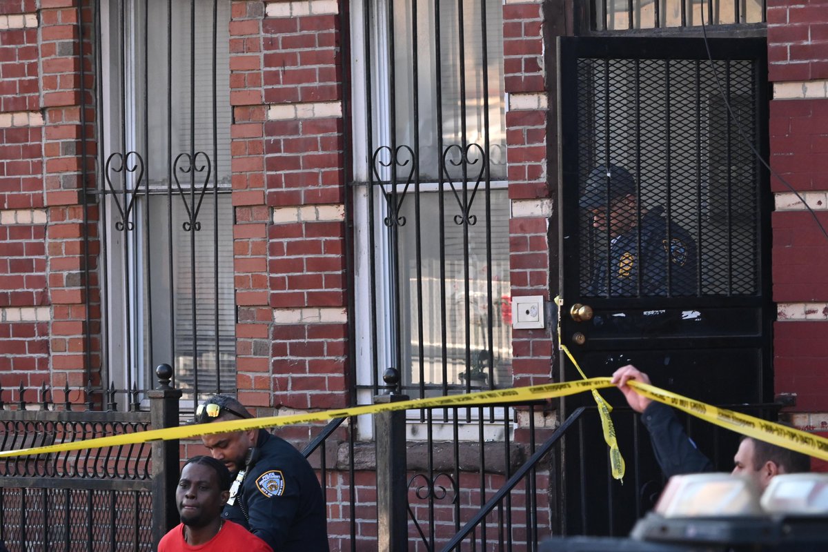Lloydphoto's tweet photo. Photos: An alleged stabbing suspect was taken into custody following a fatal stabbing at 2306 Atlantic Avenue on Wednesday morning. The standoff lasted for two hours and a left a 42 year old man dead. #LloydMitchellPhotography #onthestreetsinBrooklyn #NYPD #Photojournalism #AMNY https://t.co/z8SFvWnMPe