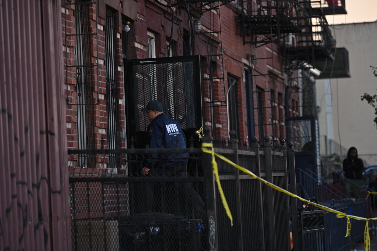Lloydphoto's tweet photo. Photos: An alleged stabbing suspect was taken into custody following a fatal stabbing at 2306 Atlantic Avenue on Wednesday morning. The standoff lasted for two hours and a left a 42 year old man dead. #LloydMitchellPhotography #onthestreetsinBrooklyn #NYPD #Photojournalism #AMNY https://t.co/z8SFvWnMPe
