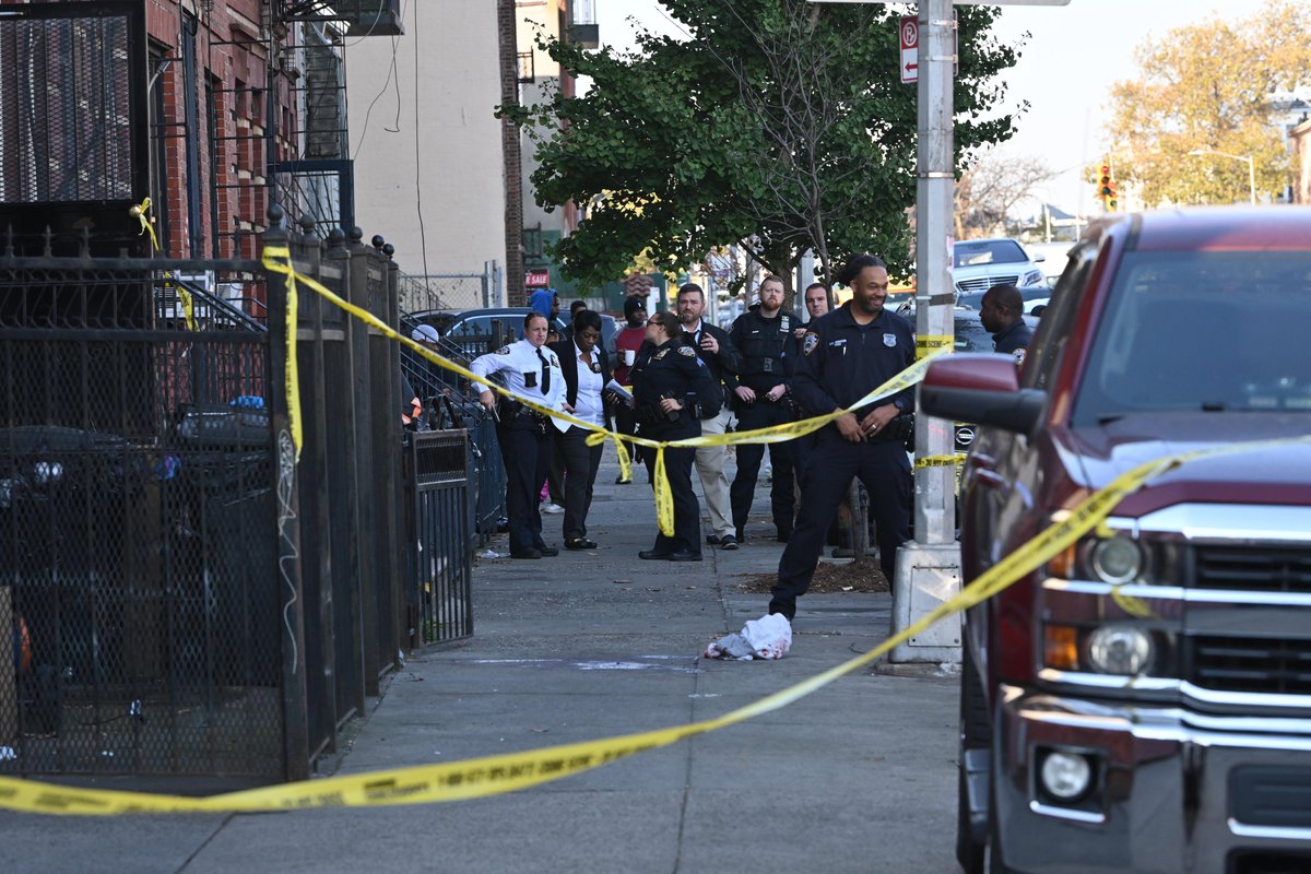 Lloydphoto's tweet photo. Photos: An alleged stabbing suspect was taken into custody following a fatal stabbing at 2306 Atlantic Avenue on Wednesday morning. The standoff lasted for two hours and a left a 42 year old man dead. #LloydMitchellPhotography #onthestreetsinBrooklyn #NYPD #Photojournalism #AMNY https://t.co/z8SFvWnMPe