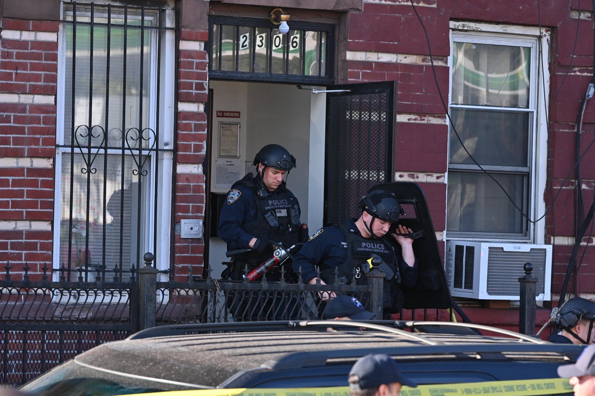 Lloydphoto's tweet photo. Photos: An alleged stabbing suspect was taken into custody following a fatal stabbing at 2306 Atlantic Avenue on Wednesday morning. The standoff lasted for two hours and a left a 42 year old man dead. #LloydMitchellPhotography #onthestreetsinBrooklyn #NYPD #Photojournalism #AMNY https://t.co/z8SFvWnMPe