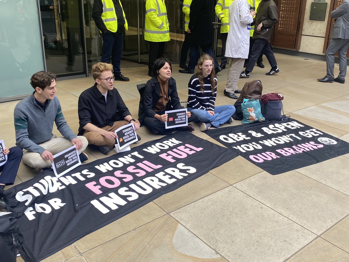 🚨 Students are in front of the offices of fossil insurers <a href="/QBE/">QBE</a> and <a href="/insurance_aspen/">Aspen Insurance Group</a> demanding they cut ties with the fossil fuel industry

📢 “QBE, Aspen too, we will not work for you”
