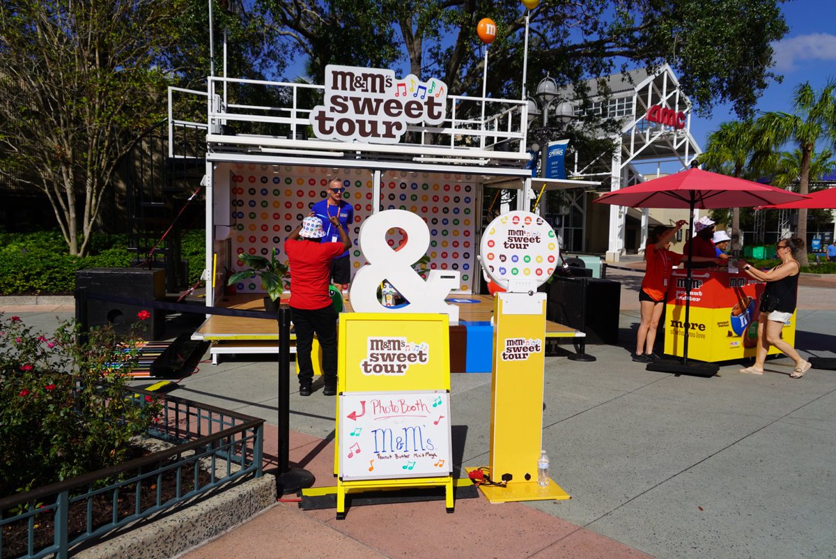 Mousesteps's tweet image. M&amp;amp;M’s is giving out free packs at Disney Springs #mnms #disneysprings