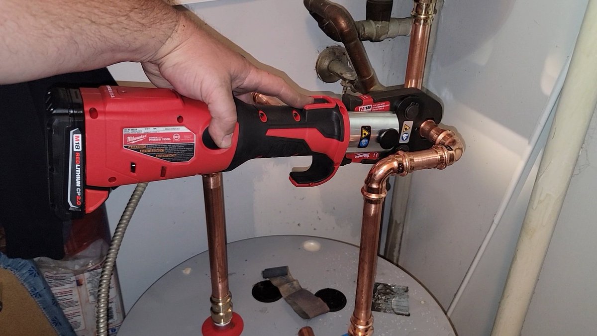 backwoodsdiy's tweet image. The @MilwaukeeTool Force Logic Press Tool in action #Milwaukee #Milwaukeetools #presstool #plumbing #Plumbingrepair #plumber #repairs #tradesman #handyman #maintenance #bluecollar #workingclass #bluecollarhustle
