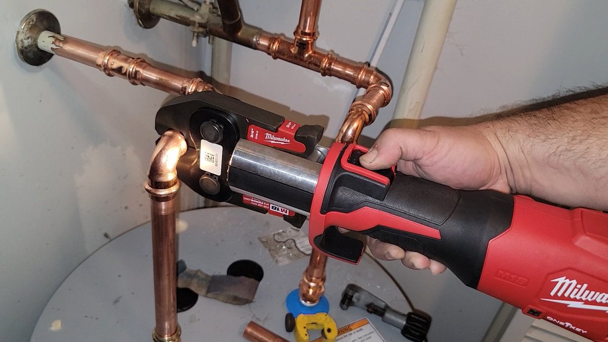 backwoodsdiy's tweet image. The @MilwaukeeTool Force Logic Press Tool in action #Milwaukee #Milwaukeetools #presstool #plumbing #Plumbingrepair #plumber #repairs #tradesman #handyman #maintenance #bluecollar #workingclass #bluecollarhustle