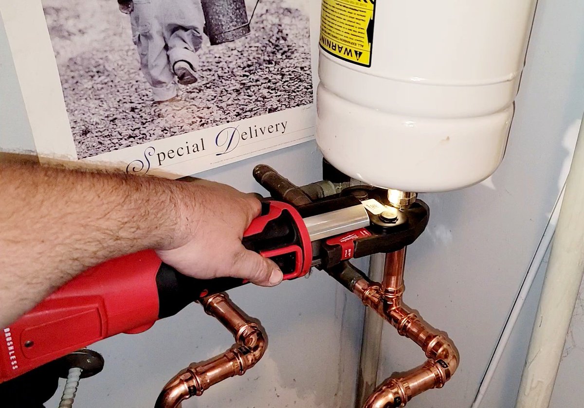 backwoodsdiy's tweet image. The @MilwaukeeTool Force Logic Press Tool in action #Milwaukee #Milwaukeetools #presstool #plumbing #Plumbingrepair #plumber #repairs #tradesman #handyman #maintenance #bluecollar #workingclass #bluecollarhustle