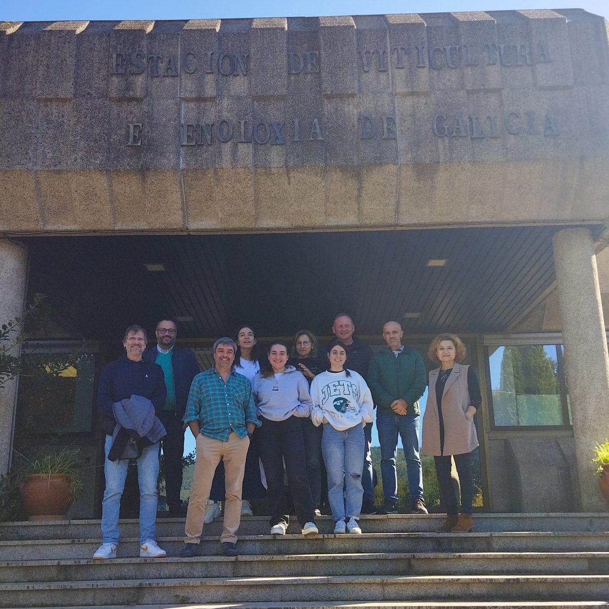pacolola's tweet photo. #ViñOXs || El proyecto 𝕍𝕚𝕟𝕆𝕏𝕤 consiste en la elaboración de 𝐯𝐢𝐧𝐨𝐬 𝐜𝐨𝐧 𝐜𝐫𝐢𝐚𝐧𝐳𝐚𝐬 en 𝐦𝐚𝐭𝐞𝐫𝐢𝐚𝐥𝐞𝐬 𝐚𝐥𝐭𝐞𝐫𝐧𝐚𝐭𝐢𝐯𝐨𝐬: inox, granito y hormigón. 

Hemos tenido el placer de contar con la colaboración de diferentes profesionales del sector para llevar a cabo la cata de los vinos elaborados en el proyecto. 🥂
Presentaremos los resultados en una jornada con el fin principal de divulgar el proyecto.

 #FEADER #EVEGA #AGACAL #MBG #CSIC