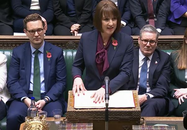 MeshCampaign's tweet photo. We're pleased the government has announced £11.8b for people harmed by the infected blood scandal &amp; the Post Office scandal. But where's financial redress for women whose lives have been destroyed by mesh, Primodos &amp; Sodium Valproate as outlined in the First Do No Harm report https://t.co/7izOZ2kvfe