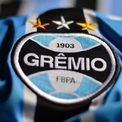 VCTatualizado's tweet photo. 🚨 @GremioEsportsGG 𝗮𝗰𝗲𝗿𝘁𝗮 𝗰𝗼𝗺 𝗲𝗾𝘂𝗶𝗽𝗲 𝗲 𝗶𝗿𝗮́ 𝗱𝗶𝘀𝗽𝘂𝘁𝗮𝗿 𝘁𝗲𝗿𝗰𝗲𝗶𝗿𝗮 𝗲𝘁𝗮𝗽𝗮 𝗱𝗼 𝗩𝗖𝗕

A organização que representa o famoso clube de futebol Grêmio Foot-Ball Porto Alegrense foi fundada no fim de 2023 e vem demonstrando interesse em investir no cenário competitivo de VALORANT.

A equipe chegou em um acordo para disputar a competição nacional através da vaga da “PUGDESONESTO”, conquistada pelo Premier. 

A escalação da equipe deve seguir a mesma, porém agora representando o Imortal Tricolor. 

Apesar das negociações estarem bem avançadas, os contratos ainda não foram assinados. 

🗞️: @nandoshowww
