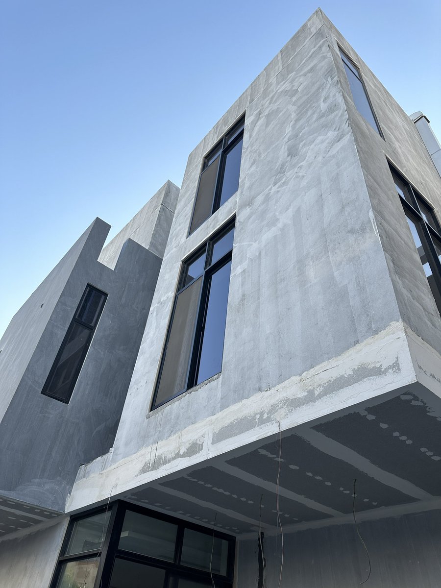 optilux_light's tweet photo. بعد اعتماد أفكار #التصميم وتحديد نقاط الإنارة على المخطط ، يتم في هذه المرحلة الإجتماع مع مقاول الكهرباء لتأكيد نقاط الإنارة الفعلية بالموقع حيث يفترض أن يكون منفذ أعمال الكهرباء على علم ودرايه بما سوف يتم عمله بما يخص الإنارة منعا لأي أخطاء قبل اغلاق أعمال اللياسه تمهيدا للمرحلة الأخيرة وهي اعتماد عينات إنارة مطابقه للتصميم والبدء في توريدها 💡
#تصميم_إنارة 
#تصميم_معماري 
#واجهات