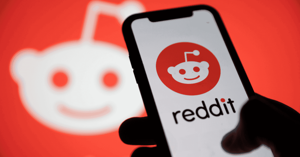 KaylaProfessor1's tweet photo. Reddit's Q3 results beating estimates and raising Q4 outlook, Reddit saw a 47% jump in daily active users and a major boost in ad revenue. Shares are already up 22%! Analysts are bullish as Reddit partners with Google and OpenAI on AI data licensing. #Reddit  #TechStocks  #AI https://t.co/rqclhuwPsC