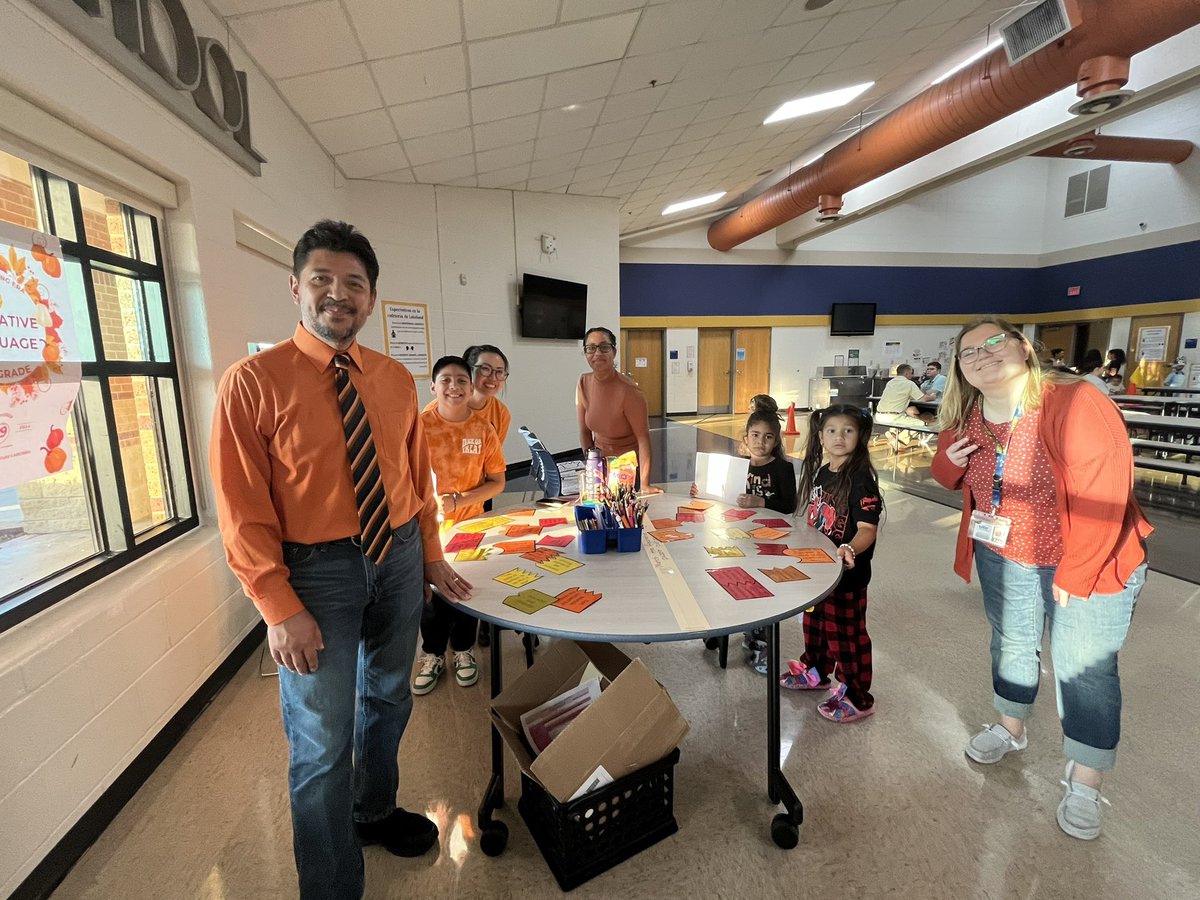 vanunio's tweet photo. More pics of a fun Literacy Night themed “Genres at Lakeland”! ❤️💙💚💛🖤@LakelandES #EveryONE https://t.co/j3RWAKAXS9
