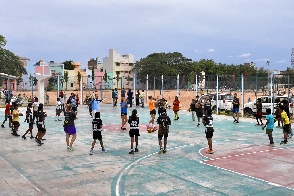 #BQSolidari🏀 / Quatre clubs catalans refermen els seus projectes solidaris a l'Índia

🌏 UE Mataró, UE Sant Cugat, QBasket Sant Cugat i CB Calella viatgen per seguir impulsant les escoles de bàsquet que apadrinen

➡️ basquetcatala.cat/noticies/10955