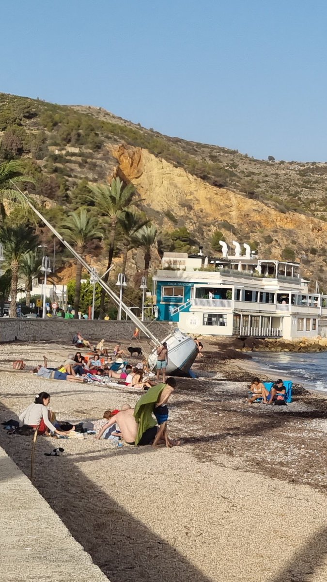 El mar escupió la barca para deleite de turistas.

 Si en Jávea, hasta los transeúntes la fotografiamos, no quiero imaginar el peligro de los mirones alrededor de la #dana de Valencia.

Mucha precaución, SIEMPRE 

Fuerza Valencia ♥️

 <a href="/apunt_media/">À Punt</a> <a href="/tiempobrasero/">Tutiempo</a>