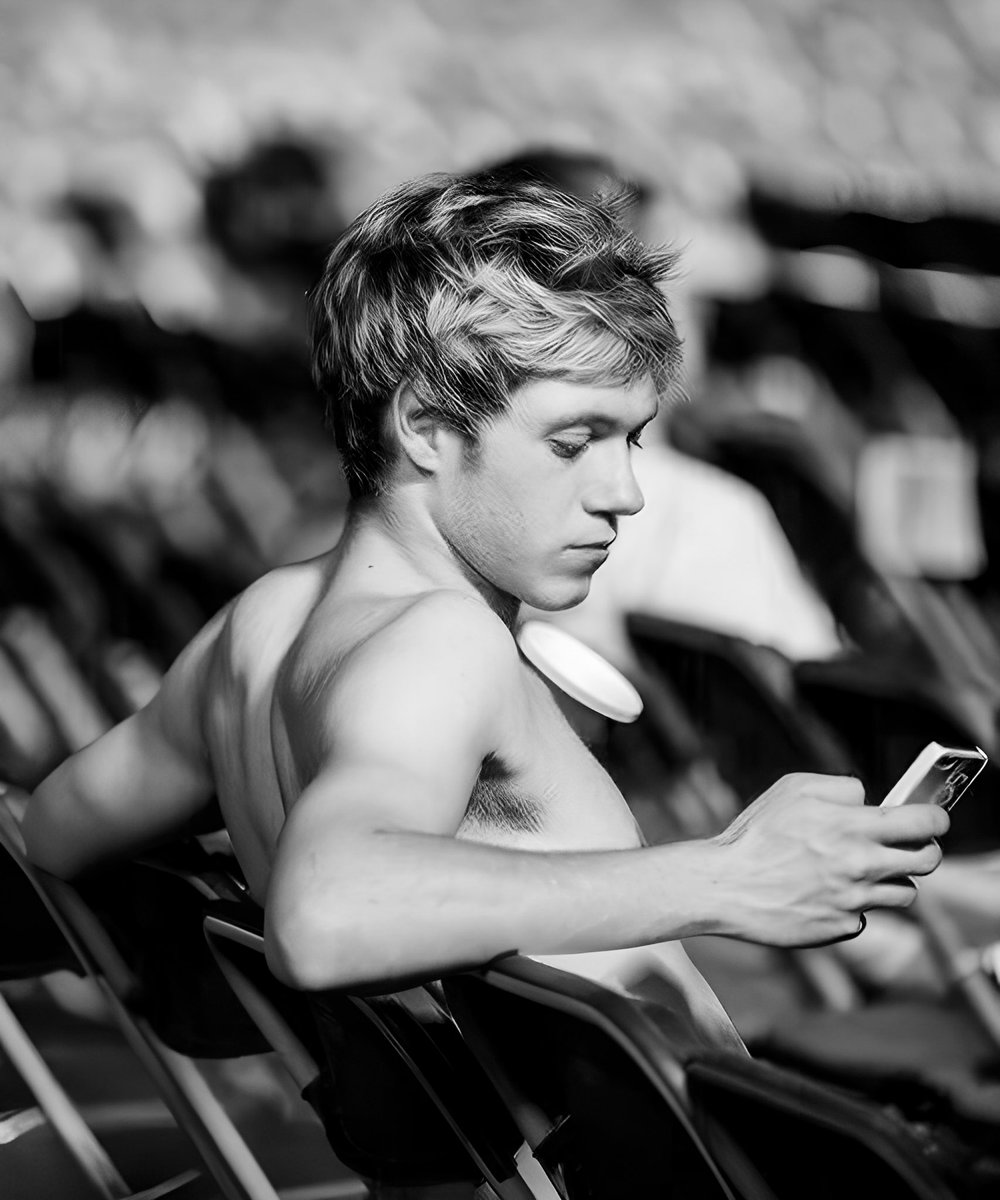 nialhsran's tweet photo. frat boys niall horan &amp; harry styles, 2013. https://t.co/BeIRW6rxew