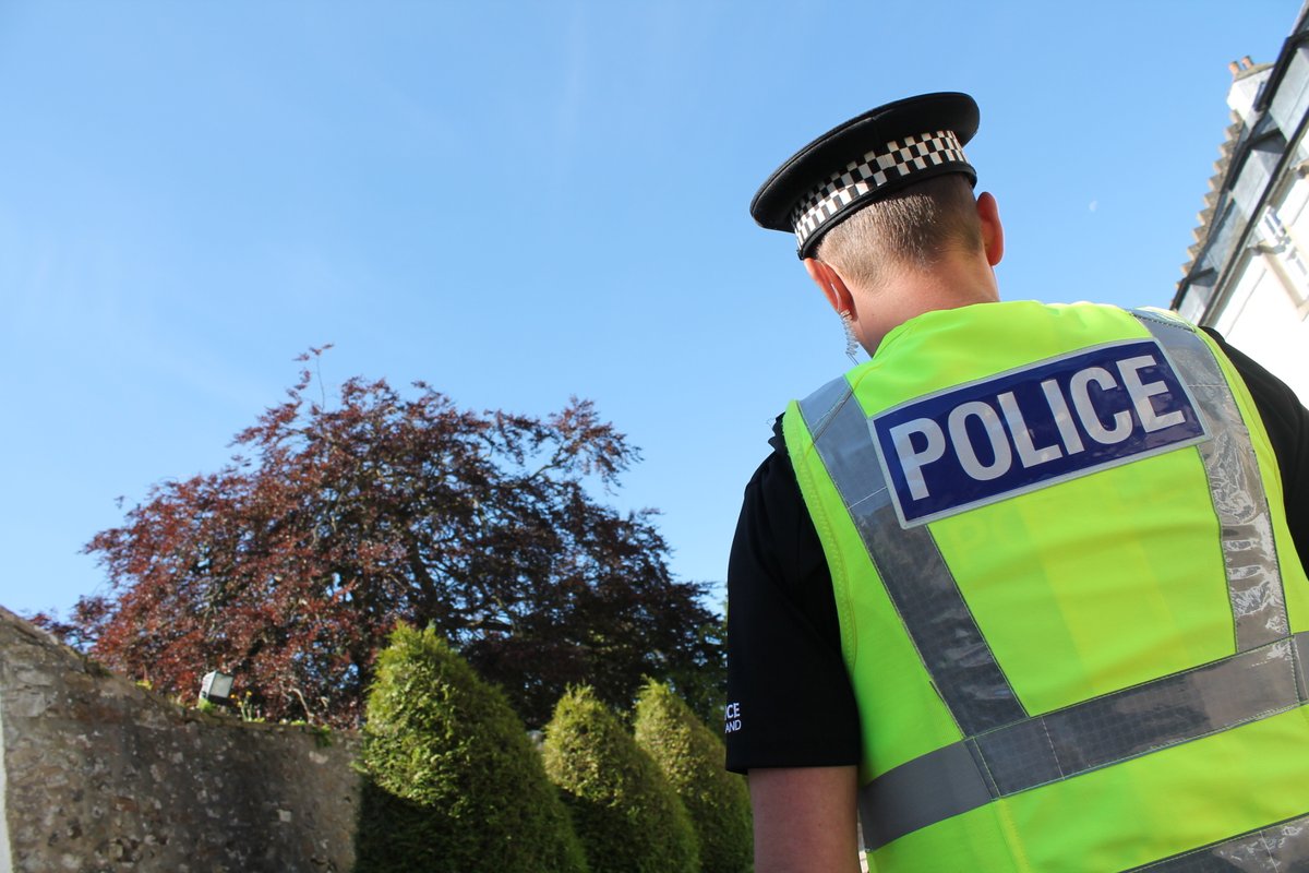 ScotsPolFed's tweet image. 4.75%? Having submitted a pay claim for 5.7% back in May, the Staff Side consider this offer to be insufficient to recognise the role of police officers in society scottishpolicesupers.org/2024/10/30/pay…