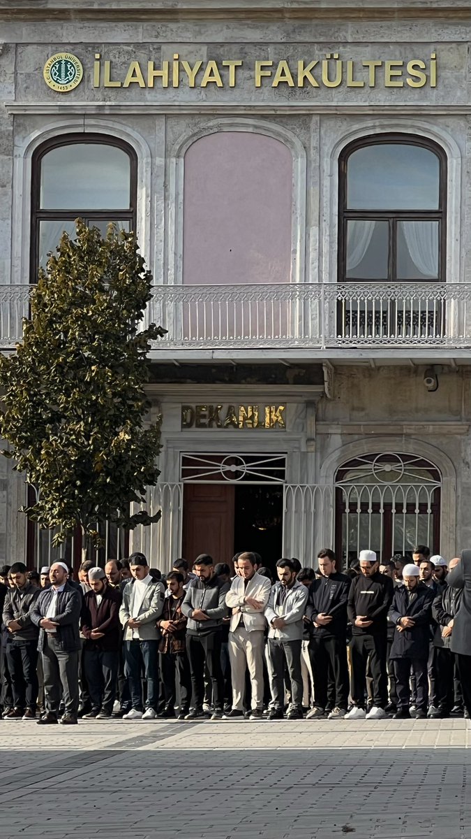 İlahiyat Fakültesi kulüpleri olarak Şehit Yahya Sinvar ve Tusaş şehitlerimiz için *Gıyâbî Cenaze Namazı* ve *Hatim Duası* yapıldı. Programımıza katılan tüm öğrencilerimiz ve hocalarımıza teşekkür ediyoruz.