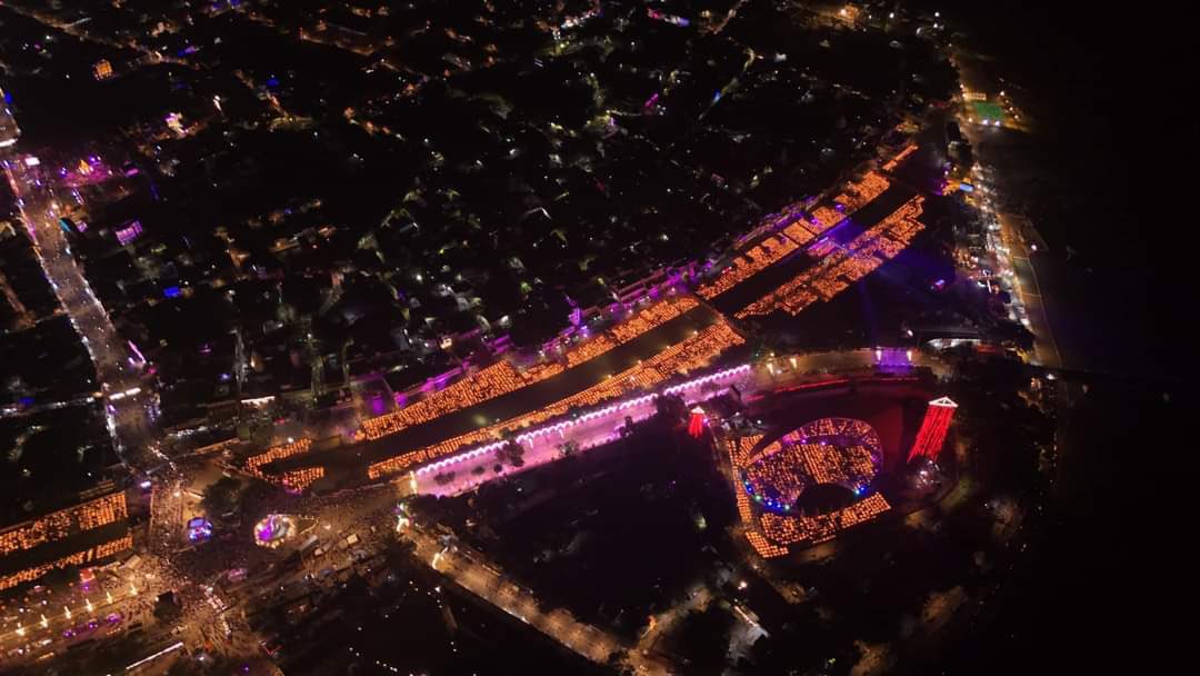 DrManikSaha2's tweet image. Witnessing history!
Ayodhya aglow with millions of lamps after 500 years! A divine experience.
#AyodhyaDeepotsav