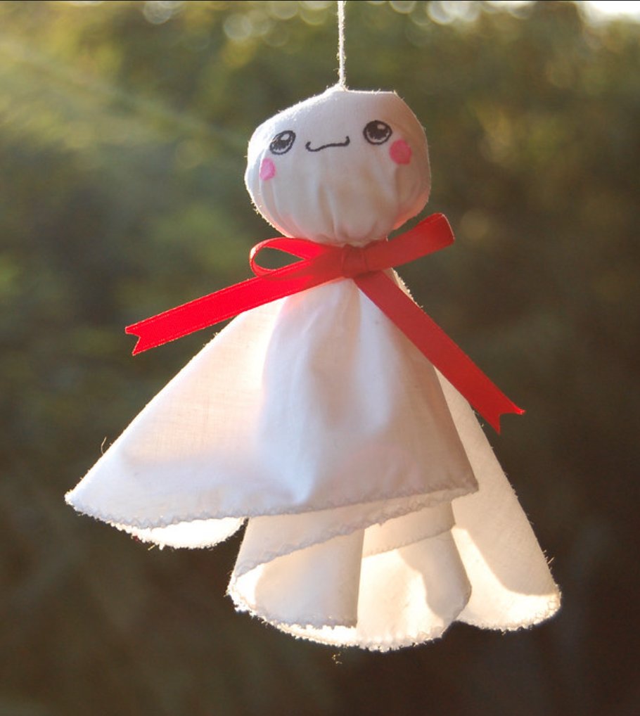 ¿Sabes qué es esto?

Se llama Teru Teru Bozu y es un amuleto para atraer el buen tiempo. 
Nosotros ya hemos colgado el nuestro. ¿Y tú?

Si no has hecho nunca uno, tendremos un taller en Bibrambla.
Horario completo: japonengranada.com/matsuri