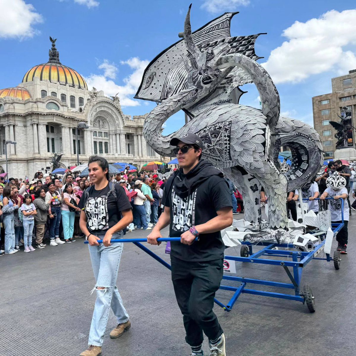 El póster para el homenaje a M.C. Escher que llevó a cabo la Comparsa Río de papel en la tradicional MOJIGANGA de Zacualpan de Amilpas, Morelos. Su pieza principal, “Escheriano”, obtuvo el primer lugar en el desfile de alebrijes monumentales en el Zócalo de la ciudad de México.