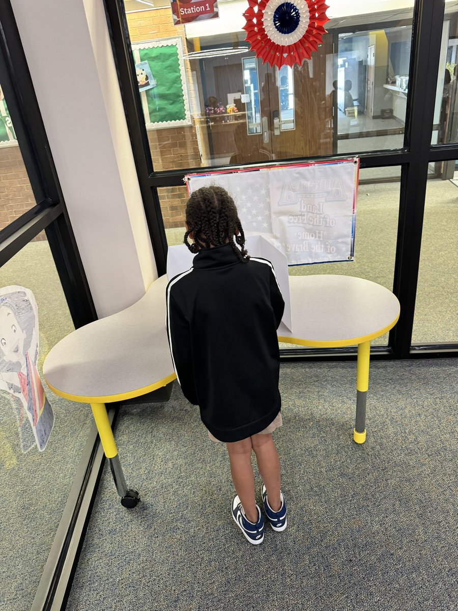 MsHannahRocks's tweet image. Voting is underway at Mahanay!
Thanks to our librarian Mrs. Nance for decorating and providing her library space as the voting location! @MahanayStars @Alief_SS @MartinezAM42 @AJ_bossbabe #AliefVotes