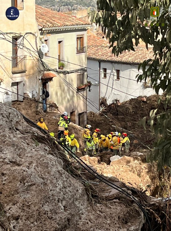 Los bomberos forestales de Castilla la Mancha del <a href="/Plan_INFOCAM/">INFOCAM</a> junto a los agentes medioambientales <a href="/AAMM_JCCM/">Agentes Medioambientales CLM</a> siempre estamos cuando se nos necesita!! Mucho ánimo compañeros!! #DANA