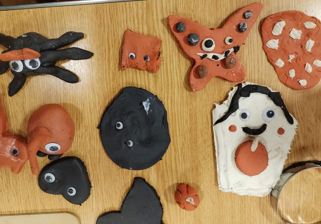 RealArtsWork's tweet photo. Some brilliant clay work made by families on Day 3 of our October Half Term activities at @wolvesASAN today.
We think parents/guardians have secretly enjoyed this session as much as the children! 

Thanks to ASAN for the booking, we're looking forward to the Christmas sessions. https://t.co/nymO5FprOz