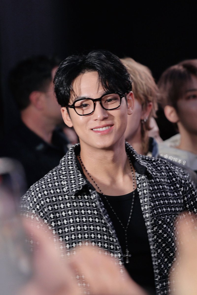 gyumedia's tweet photo. this mingyu photo... just wow #민규 https://t.co/Dn0inutPiE