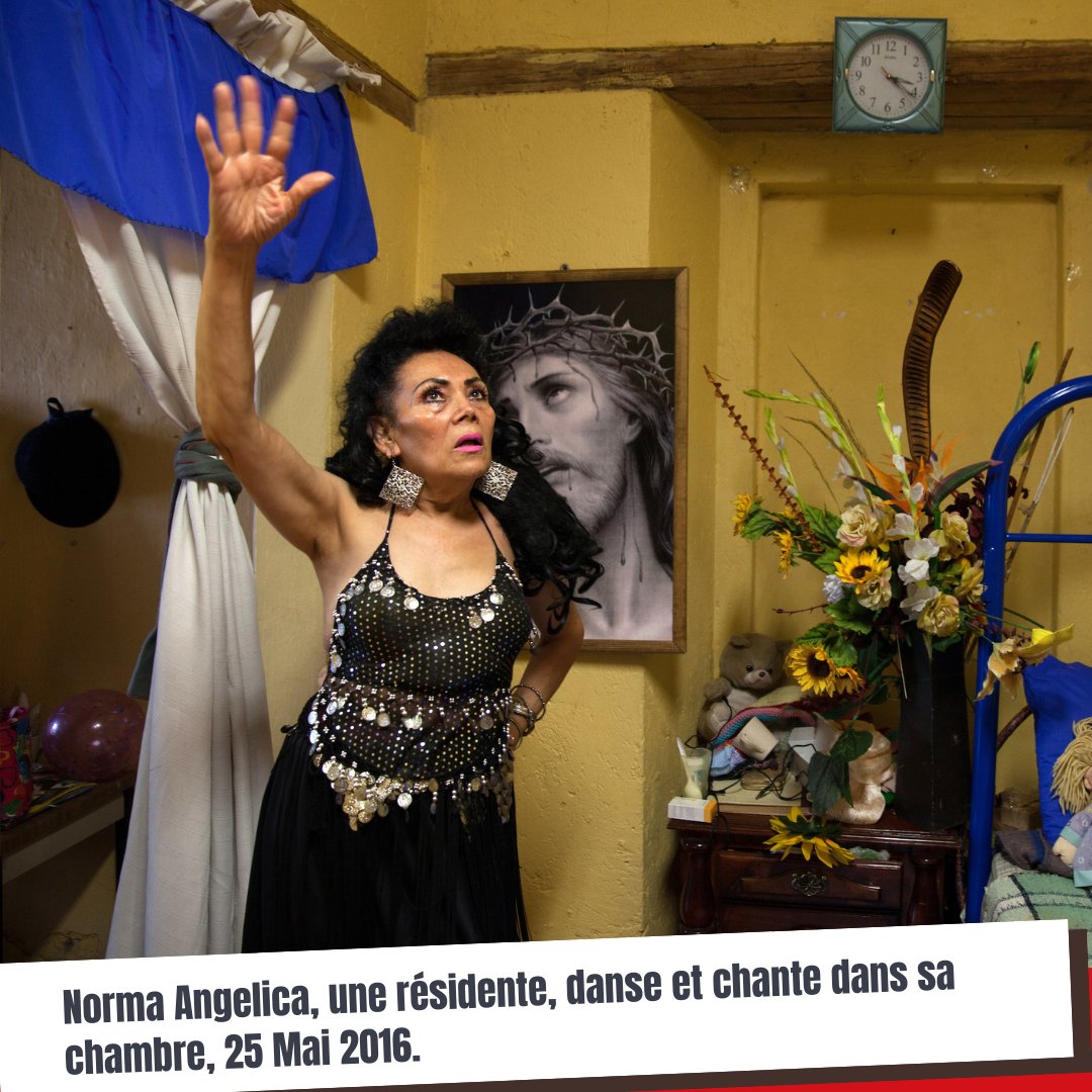 Norma Angelica, une résidente, danse et chante dans sa chambre, 25 Mai 2016. (Photo par
<a href="/BenedicteDesrus/">Bénédicte Desrus</a>)  10/