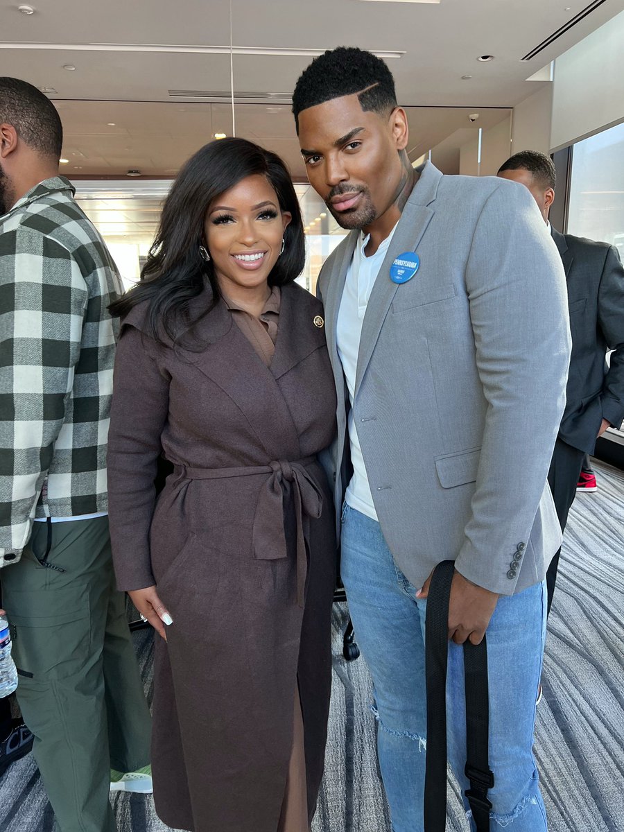 Myself and the beautiful <a href="/JasmineForUS/">Jasmine Crockett</a>   Yall better get out there and vote because no one wants a bad built bleach blonde telling us what to do !!!! #KamalaForPA